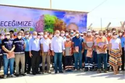 Başkan Atay'dan temizlik işleri personeline Babalar Günü ziyareti Başkan Atay'dan temizlik işleri personeline Babalar Günü ziyareti