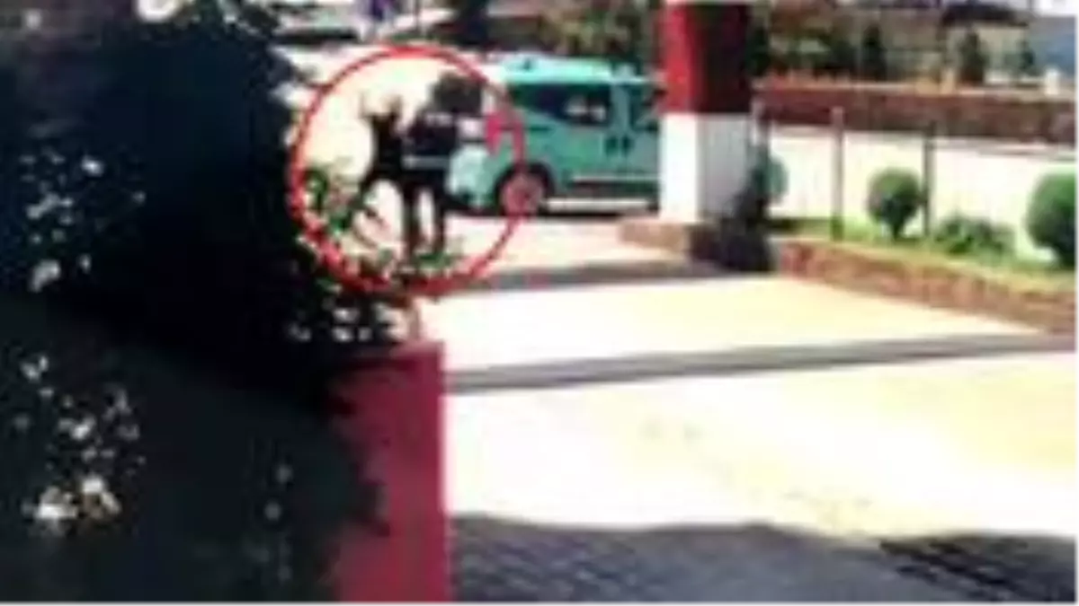 Broşür dağıtımına izin vermeyen özel güvenlik görevlisine saldırı anı güvenlik kamerasına yansıdı