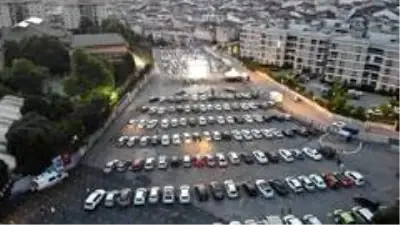 Çekmeköy'de babalar gününe özel açık havada arabalı sinema nostaljisi