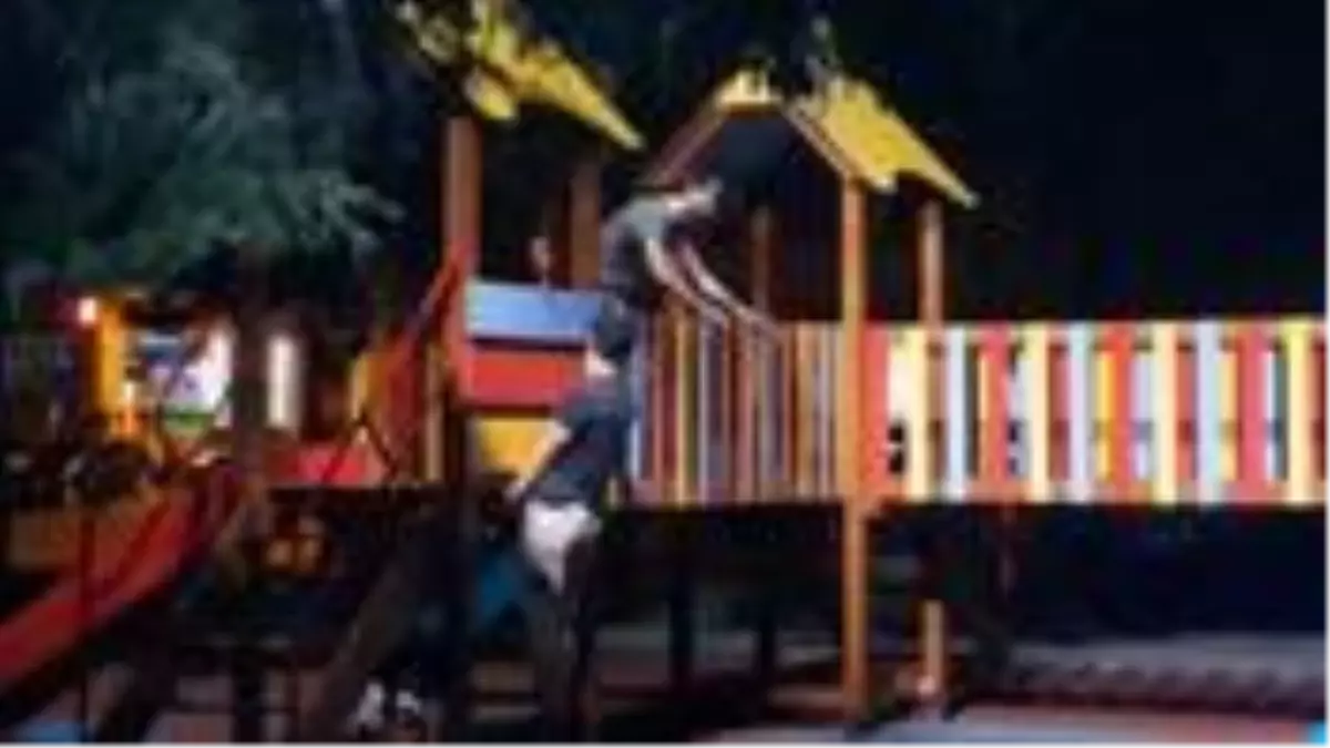 Korona tedbirlerini hiçe saydılar! Çocuk parkında maskeyi gözlerine takıp körebe oynadılar