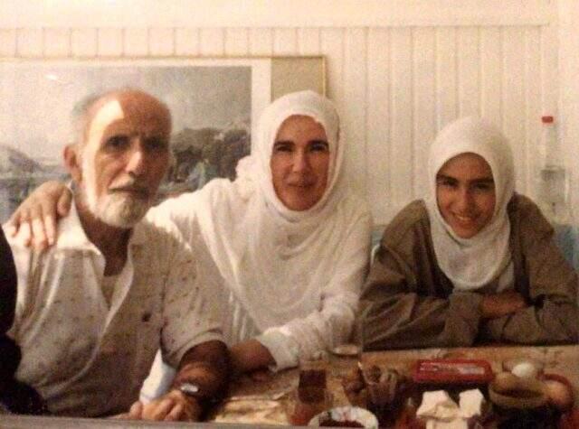 Emine Erdoğan, 16 yıl önce kaybettiği babasıyla fotoğrafını paylaştı Emine Erdoğan, 16 yıl önce kaybettiği babasıyla fotoğrafını paylaştı
