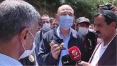 Felaket bölgesine giden Bakan Soylu, kameralar önünde Cumhurbaşkanı Erdoğan'ı aradı Felaket bölgesine giden Bakan Soylu, kameralar önünde Cumhurbaşkanı Erdoğan'ı aradı