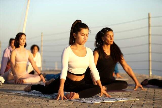 Gün batımında 2365 metre yükseklikte yoga yaptılar