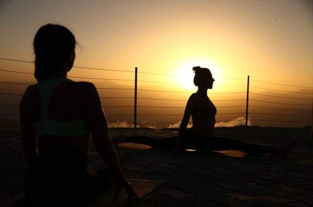 Gün batımında 2365 metre yükseklikte yoga yaptılar
