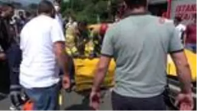 Kağıthane'de zincirleme kaza: Taksi ok gibi bariyere saplandı, kadın yolcu araçta sıkıştı Kağıthane'de zincirleme kaza: Taksi ok gibi bariyere saplandı, kadın yolcu araçta sıkıştı