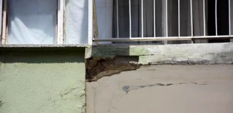 Kaldırımda yayanın önüne beton parçası düştüğü an kamerada (2)