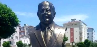 Tekirdağ'da, tepki çeken Erbakan heykelinin CHP'li belediye döneminde yaptırıldığı ortaya çıktı