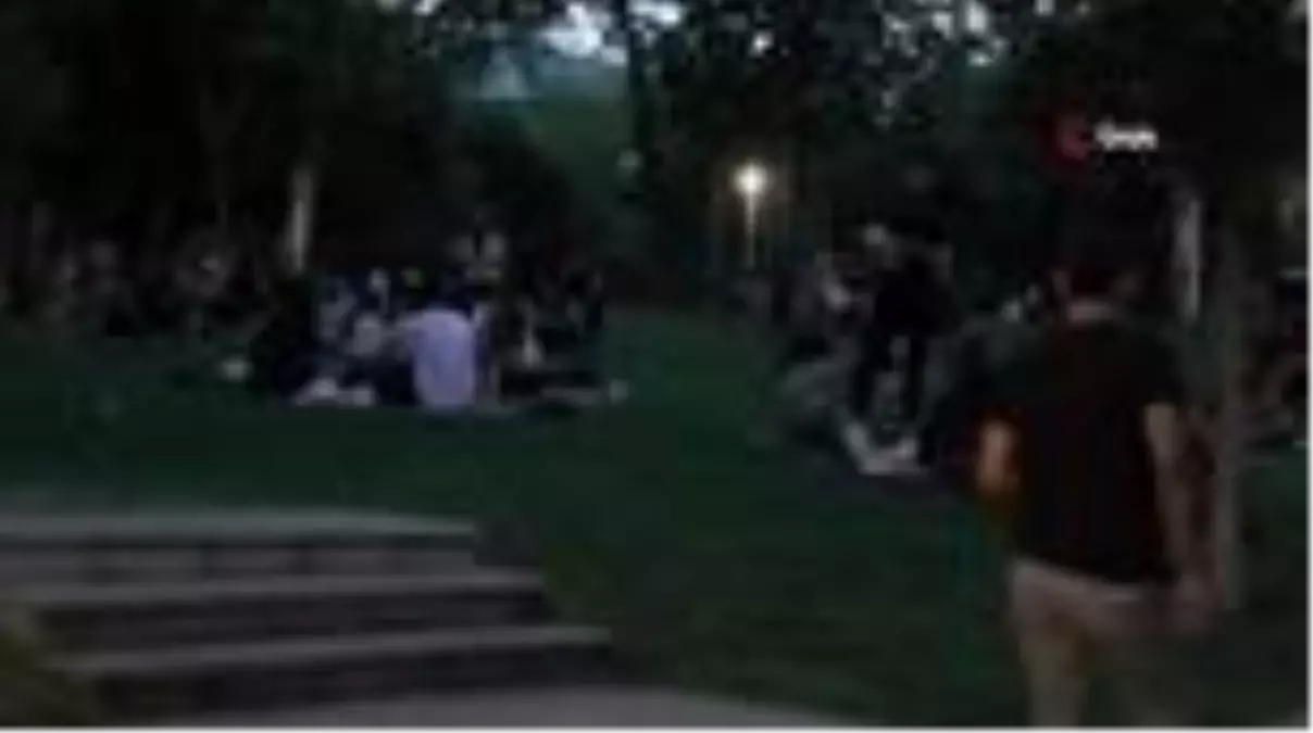 Maçka Parkı'nda sosyal mesafeyi hiçe sayan vatandaşlar dans edip, doğum günü kutladı