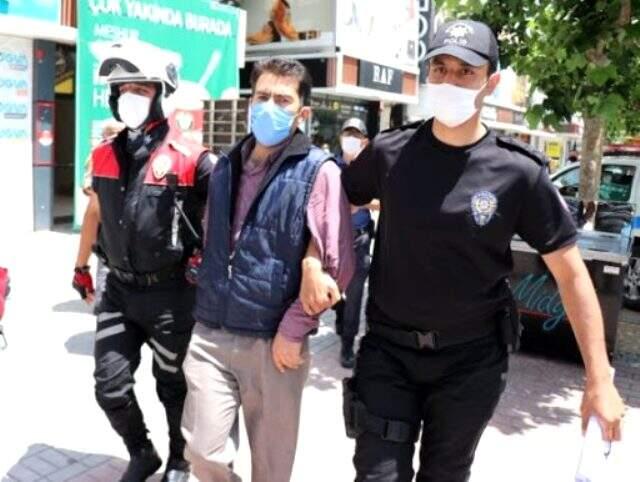 Maske cezasından kaçan vatandaş sığındığı iş merkezinde kıskıvrak yakalandı Maske cezasından kaçan vatandaş sığındığı iş merkezinde kıskıvrak yakalandı