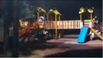 Çocuk parkında garip olay! Maskeyi gözlerine takıp körebe oynadılar Çocuk parkında garip olay! Maskeyi gözlerine takıp körebe oynadılar
