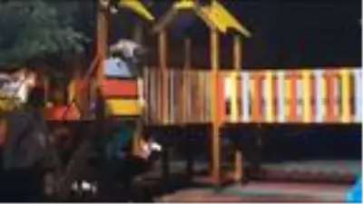 Çocuk parkında garip olay! Maskeyi gözlerine takıp körebe oynadılar Çocuk parkında garip olay! Maskeyi gözlerine takıp körebe oynadılar