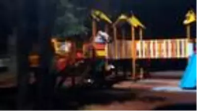 Çocuk parkında garip olay! Maskeyi gözlerine takıp körebe oynadılar Çocuk parkında garip olay! Maskeyi gözlerine takıp körebe oynadılar