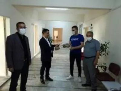 Öğretmenleri, gülle karşıladılar