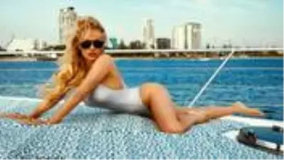 Amerikalı oyuncu Pamela Anderson, bir el çantasının reklamı için çıplak poz verdi Amerikalı oyuncu Pamela Anderson, bir el çantasının reklamı için çıplak poz verdi