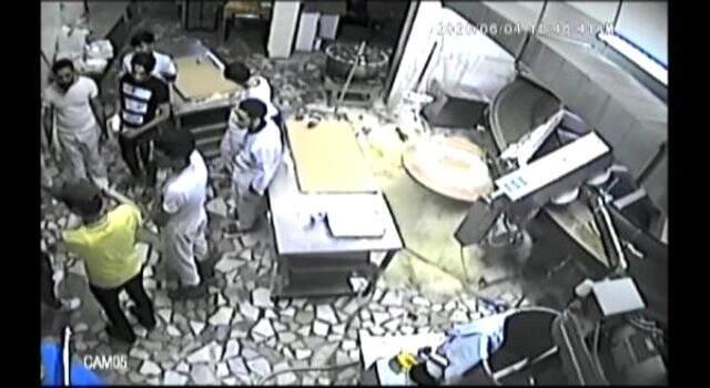 Sahte polis olan hırsızların baskını kameralara yansıdı Sahte polis olan hırsızların baskını kameralara yansıdı