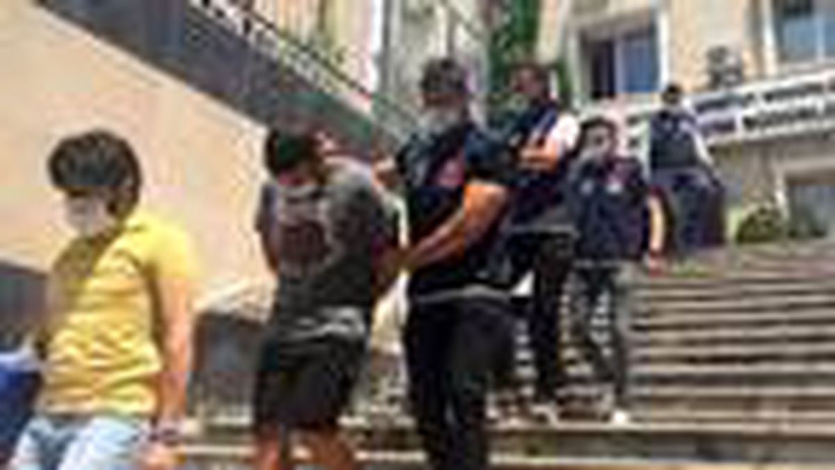 Polis kılığına giren hırsızlar, tatlıcıya baskın yapıp müşterileri soydu
