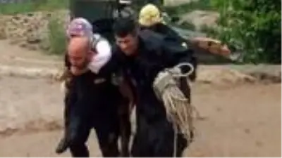 Sırtındaki köpeğiyle selde mahsur kalan yaşlı kadını belediye ekipleri kurtardı Sırtındaki köpeğiyle selde mahsur kalan yaşlı kadını belediye ekipleri kurtardı