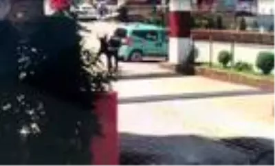 Broşür dağıtımına izin vermeyen özel güvenlik görevlisine saldırı anı güvenlik kamerasına yansıdı Broşür dağıtımına izin vermeyen özel güvenlik görevlisine saldırı anı güvenlik kamerasına yansıdı