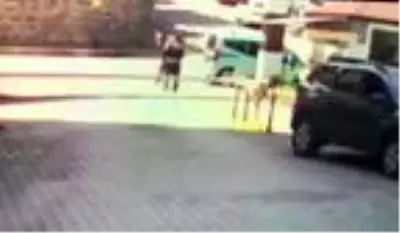 Broşür dağıtımına izin vermeyen özel güvenlik görevlisine saldırı anı güvenlik kamerasına yansıdı Broşür dağıtımına izin vermeyen özel güvenlik görevlisine saldırı anı güvenlik kamerasına yansıdı