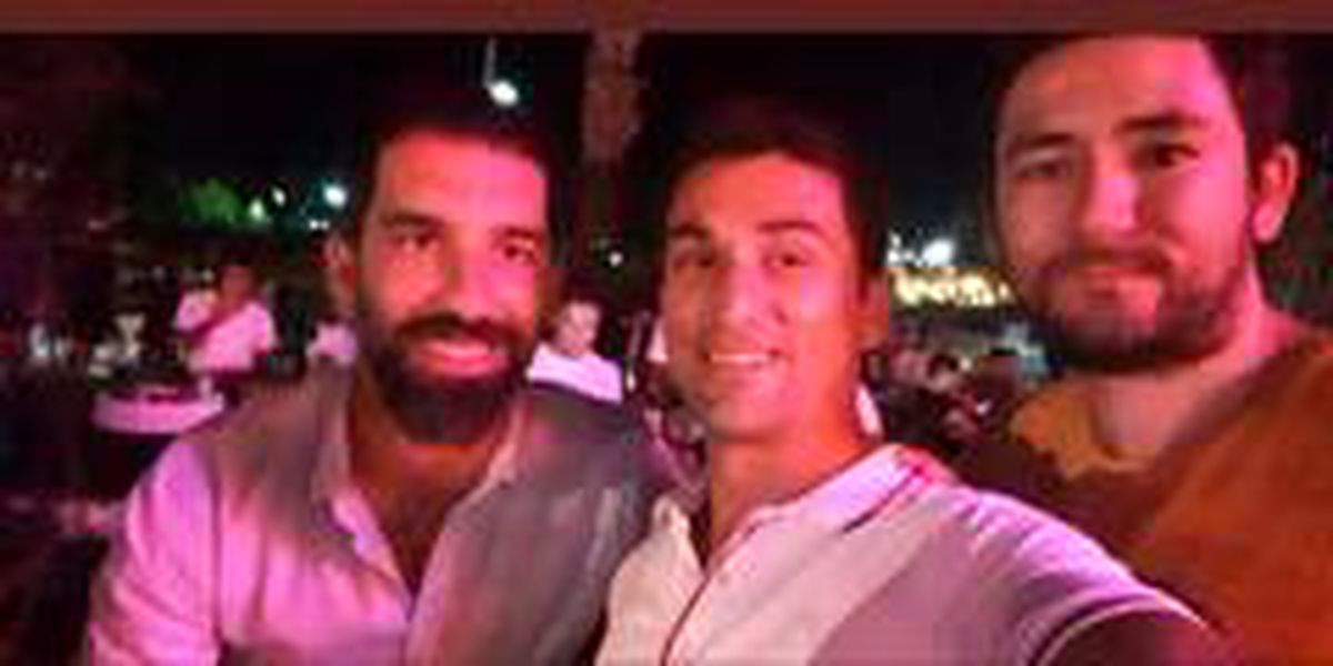 Ünlü futbolcu Arda Turan Marmaris'te hayranlarının fotoğraf istediğini kırmadı