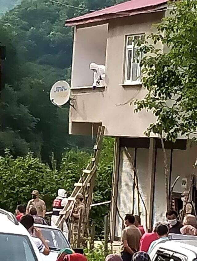 Uzaklaştırma kararı verilen koca, eşini uyurken bıçaklayıp intihar etti Uzaklaştırma kararı verilen koca, eşini uyurken bıçaklayıp intihar etti