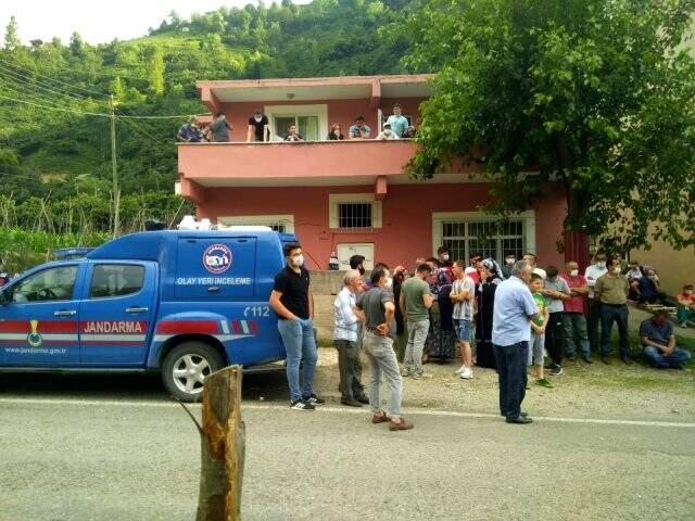 Uzaklaştırma kararı verilen koca, eşini uyurken bıçaklayıp intihar etti Uzaklaştırma kararı verilen koca, eşini uyurken bıçaklayıp intihar etti