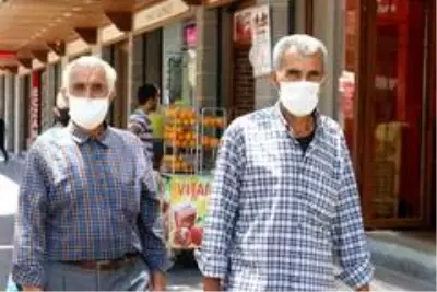 Uzun süre kullanılan maskeler koronavirüsün yayılma riskini artırıyor Uzun süre kullanılan maskeler koronavirüsün yayılma riskini artırıyor
