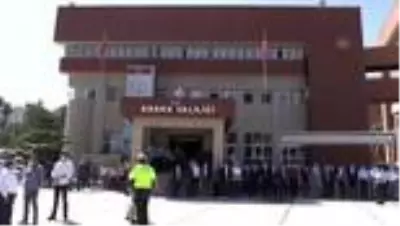 Vali Demirtaş ve ailesine hüzünlü veda Vali Demirtaş ve ailesine hüzünlü veda