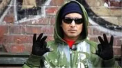 Yıllardır kullandığı bandana ve gözlüğünü çıkarıp poz veren Killa Hakan'ı görenler tanıyamadı Yıllardır kullandığı bandana ve gözlüğünü çıkarıp poz veren Killa Hakan'ı görenler tanıyamadı