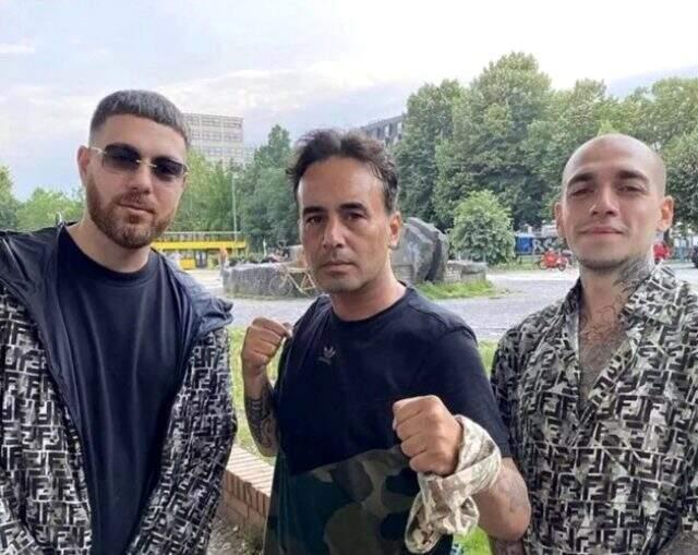 Yıllardır kullandığı bandana ve gözlüğünü çıkarıp poz veren Killa Hakan'ı görenler tanıyamadı Yıllardır kullandığı bandana ve gözlüğünü çıkarıp poz veren Killa Hakan'ı görenler tanıyamadı