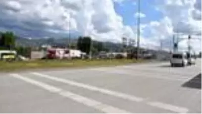 Zırhlı askeri araç ile minibüs çarpıştı: 1 ağır yaralı Zırhlı askeri araç ile minibüs çarpıştı: 1 ağır yaralı