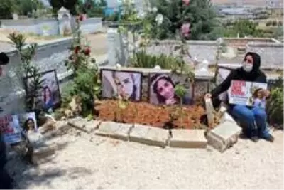 2,5 yıl önce öldürülen Feray Şahin, 26. yaş gününde mezarı başında anıldı 2,5 yıl önce öldürülen Feray Şahin, 26. yaş gününde mezarı başında anıldı