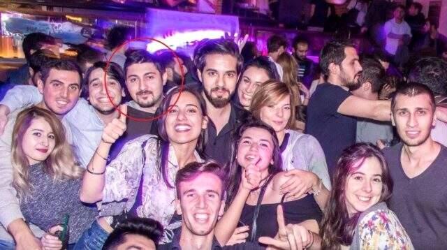 Akşener'in 'İşsiz üniversiteli' diye kürsüye çıkardığı gencin eğlence mekanlarında çekilen fotoğrafları çıktı Akşener'in 'İşsiz üniversiteli' diye kürsüye çıkardığı gencin eğlence mekanlarında çekilen fotoğrafları çıktı