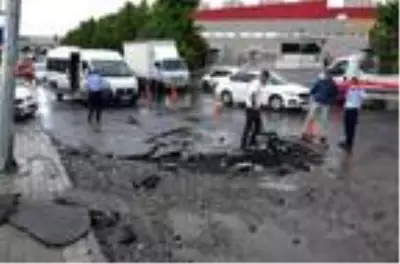 Avcılar'da sağanak yağışta asfalt yerinden çıktı