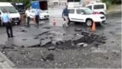 AVCILAR’DA SAĞANAK YAĞIŞTA ASFALT YERİNDEN ÇIKTI