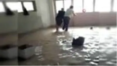 Balıkesir yağmura teslim oldu...Evler ve iş yerleri göle döndü