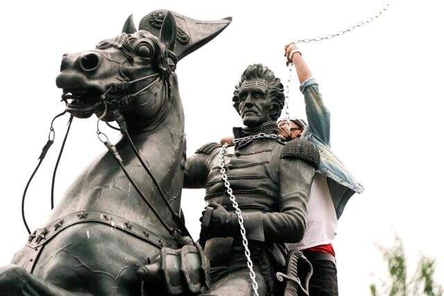 Beyaz Saray'ın önündeki Andrew Jackson heykeli göstericiler tarafından yıkılmak istendi