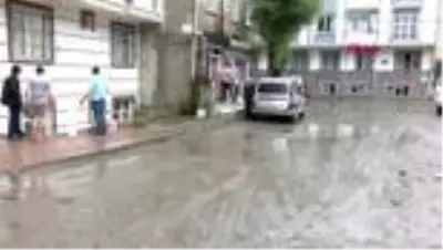 ESENYURT'TA EVLERİ SU İÇERİSİNDE KALAN VATANDAŞLAR BELEDİYEYE İSYAN ETTİ