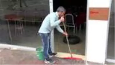ESENYURT'TA EVLERİ SU İÇERİSİNDE KALAN VATANDAŞLAR BELEDİYEYE İSYAN ETTİ