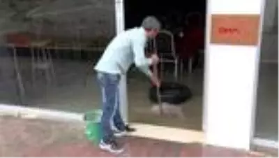 ESENYURT'TA EVLERİ SU İÇERİSİNDE KALAN VATANDAŞLAR BELEDİYEYE İSYAN ETTİ