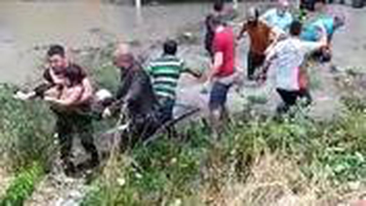 Esenyurt'ta sel sularında mahsur kalan çocuk mahalleli tarafından kurtarıldı