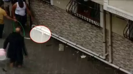 Esenyurt'taki selde hayata uzanan el! Bodrum katta mahsur kalan vatandaşın yardım istediği anlar kameralara yansıdı Esenyurt'taki selde hayata uzanan el! Bodrum katta mahsur kalan vatandaşın yardım istediği anlar kameralara yansıdı