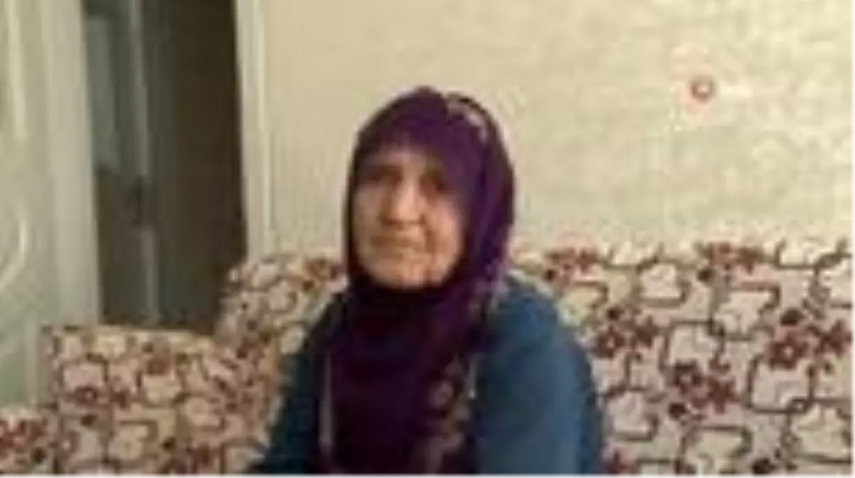 Güllü nine, kayıp kocasını maniler söyleyerek bekliyor