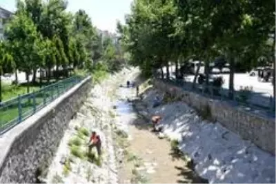 Isparta Belediyesi dere ve kanalları temizliyor