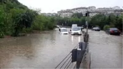 İstanbul’da göle dönen yolda araçlar mahsur kaldı
