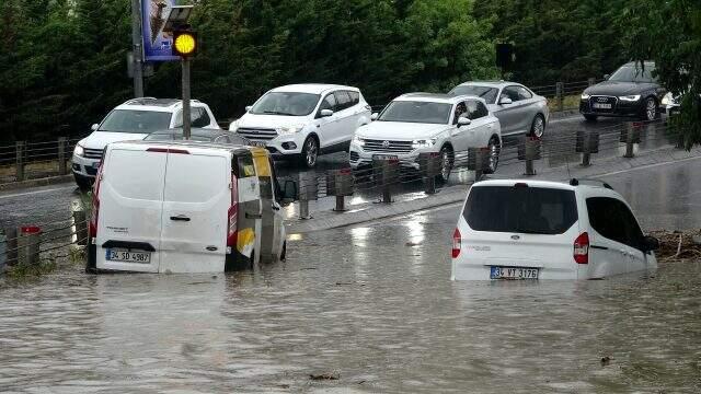 İstanbul'un lüks semtinde yol göle döndü