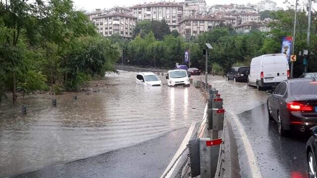 İstanbul'un lüks semtinde yol göle döndü