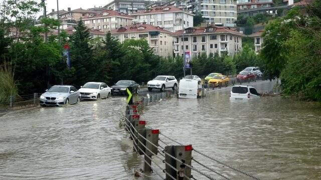 İstanbul'un lüks semtinde yol göle döndü