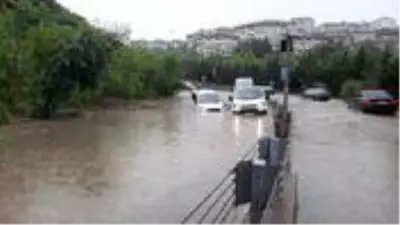 İstanbul’un lüks semtinde yol göle döndü