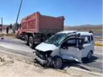 Kayseri'de kamyon ile hafif ticari araç çarpıştı: 5 yaralı Kayseri'de kamyon ile hafif ticari araç çarpıştı: 5 yaralı